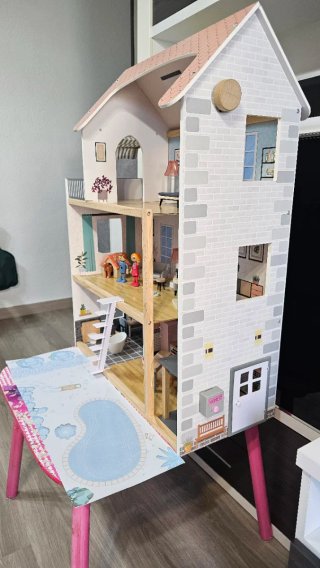 Casa de muñecas con figuras.