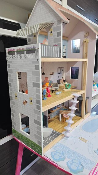 Casa de muñecas con figuras.