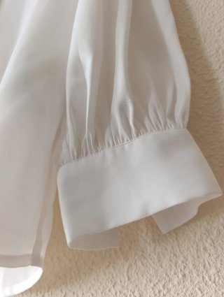 Blusa detalle Talla M, da más
