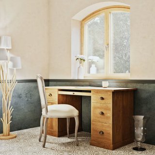 Escritorio de madera con cajones y puerta