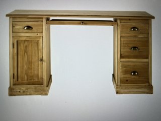 Escritorio de madera con cajones y puerta