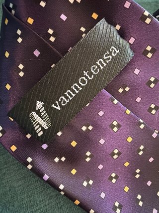 Corbata morada con puntos