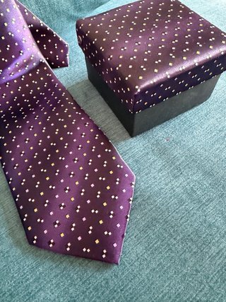 Corbata morada con puntos