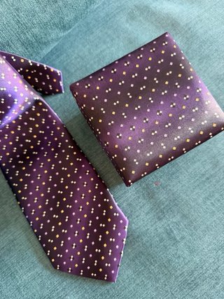 Corbata morada con puntos