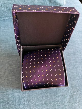 Corbata morada con puntos