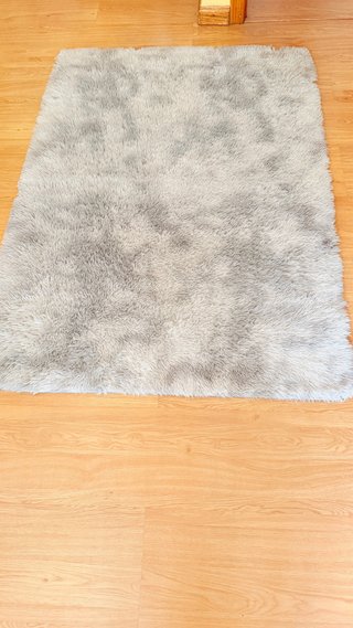 Alfombra de pelo suave en tonos gris y blanco