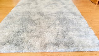 Alfombra de pelo suave en tonos gris y blanco