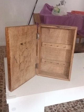 Cuelga llaves madera y metal decorado