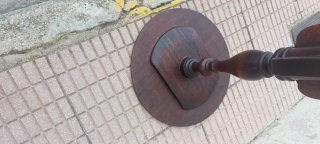 Mesa auxiliar redonda de madera