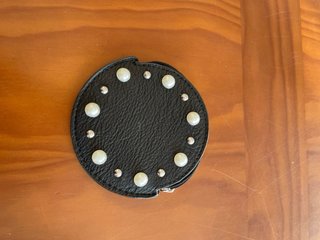 Monedero negro con perlas y tachuelas