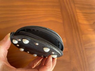 Monedero negro con perlas y tachuelas