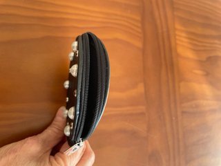 Monedero negro con perlas y tachuelas