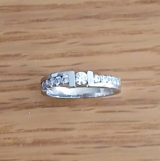 ANILLO  DE ORO BLANCO CON  CIRCONITAS