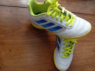 Zapatillas Adidas Blancas y Amarillas, talla 33