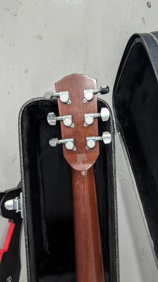 Guitarra Acústica Fender con Estuche y Soporte