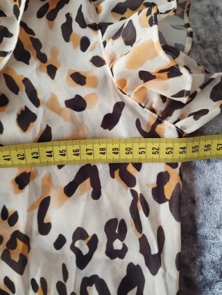 Blusa con estampado de leopardo y volantes.