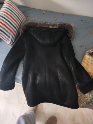 Abrigo negro con capucha de pelo