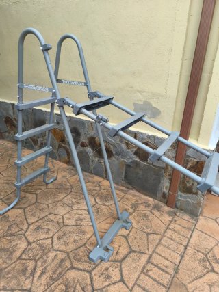 Escalera para piscina gris