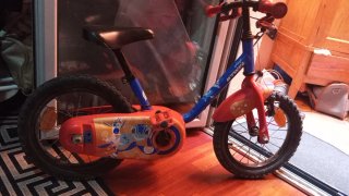 Bicicleta infantil B'Twin roja y azul