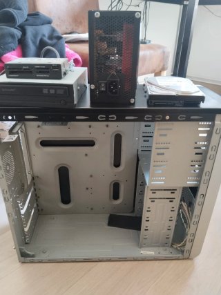 Ordenador de sobremesa, sin placa base.