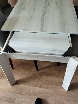 Mesa de salón blanca con vetas grises