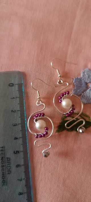 Orecchini pendenti con perle e perline