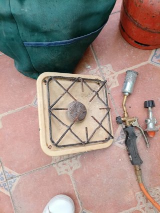 Hornillo antiguo con bombona y accesorios
