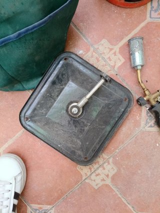 Hornillo antiguo con bombona y accesorios