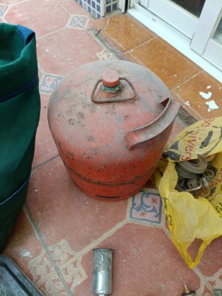 Hornillo antiguo con bombona y accesorios