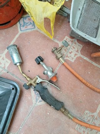 Hornillo antiguo con bombona y accesorios