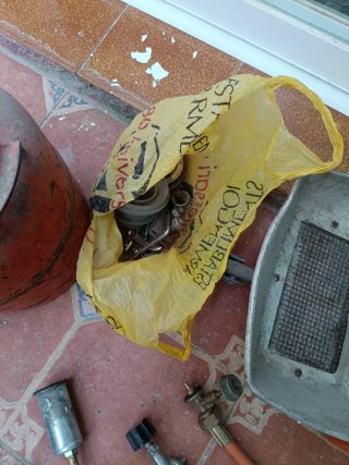 Hornillo antiguo con bombona y accesorios