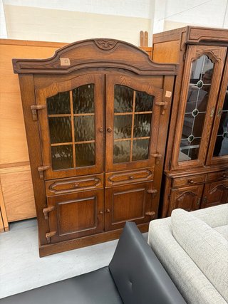Chinero de madera con puertas de cristal