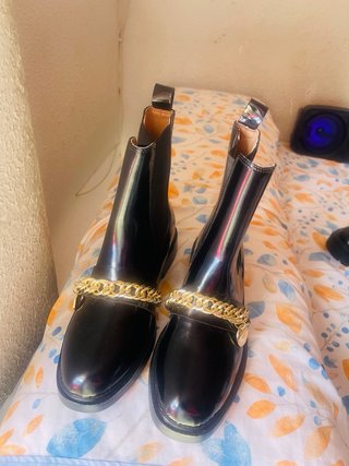 Botas negras con cadena dorada