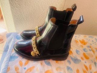 Botas negras con cadena dorada