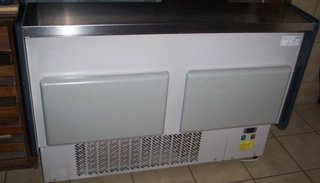 Vitrina mostradora refrigerada amb vidre corbat.