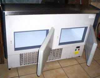 Vitrina mostradora refrigerada amb vidre corbat.