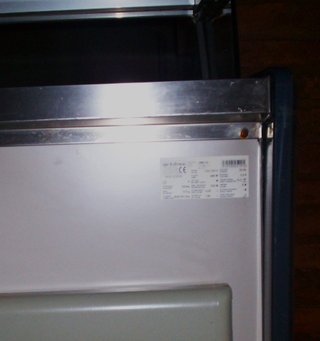 Vitrina mostradora refrigerada amb vidre corbat.