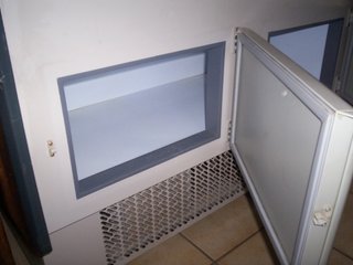 Vitrina mostradora refrigerada amb vidre corbat.