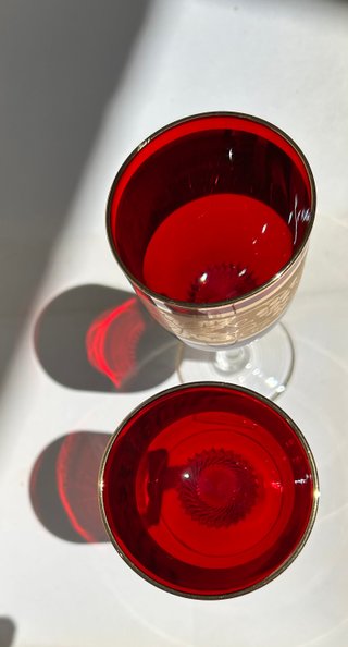2 Vasos de Vino Dorados y Rojos