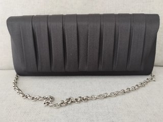 Bolso de fiesta negro con cadena