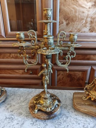 Candelabro de metal dorado y piedra