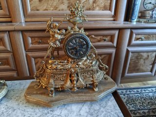 Candelabro de metal dorado y piedra
