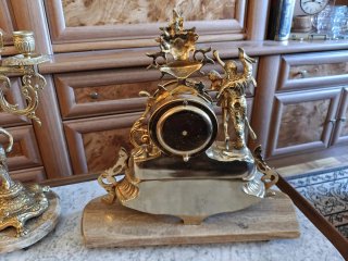 Candelabro de metal dorado y piedra