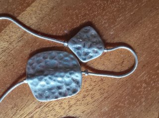Collar dorado con colgantes irregulares