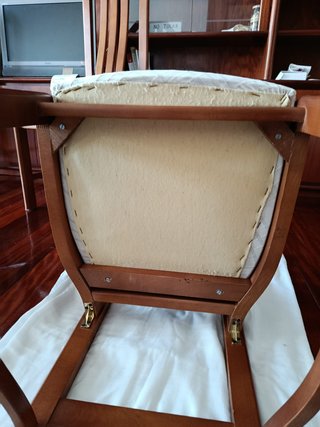 Sillas de madera con asiento tapizado.Tengo cuatro