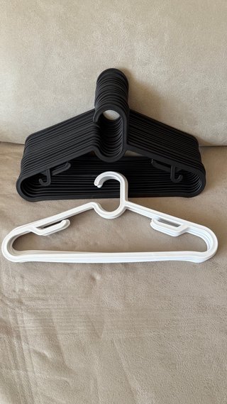 Lote de 22 perchas negras y blancas  Livarno, Ikea