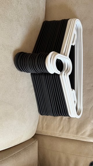 Lote de 22 perchas negras y blancas  Livarno, Ikea