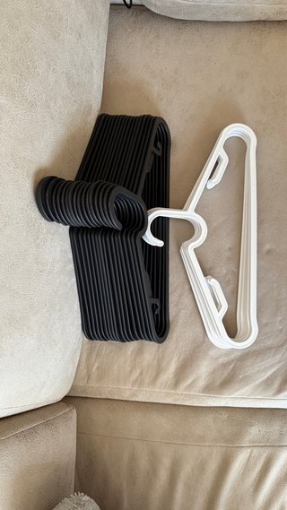 Lote de 22 perchas negras y blancas  Livarno, Ikea