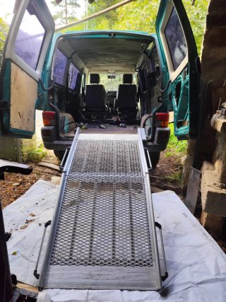 Rampa Silla Ruedas con Enganches y Cintos