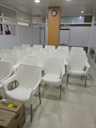 Sillas de terraza blancas (plástico)